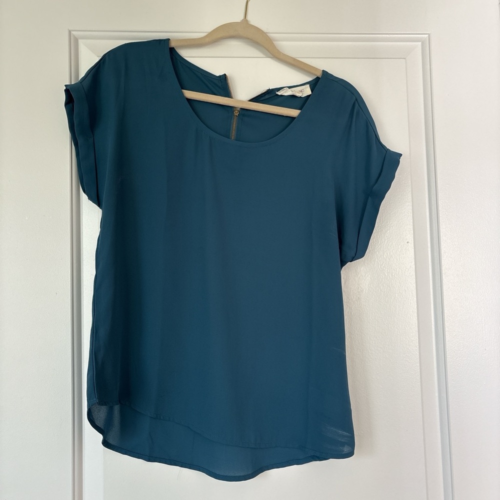 Flowy blouse with half zipper in the back